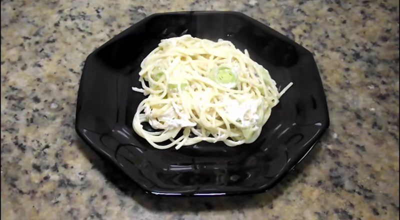 macarrao com frango e alho poro